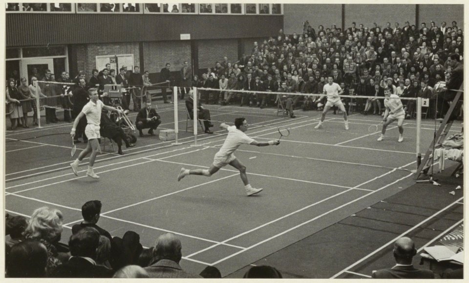 Wedstrijd in de Badmintonhal aan het Badmintonpad, NL-HlmNHA 54005458