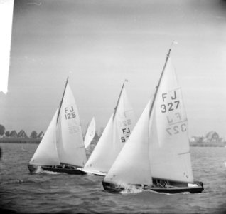 Wedstrijd zeilen op het Buiten IJ te Amsterdam, de Flying Junior klasse in actie, Bestanddeelnr 916-5395