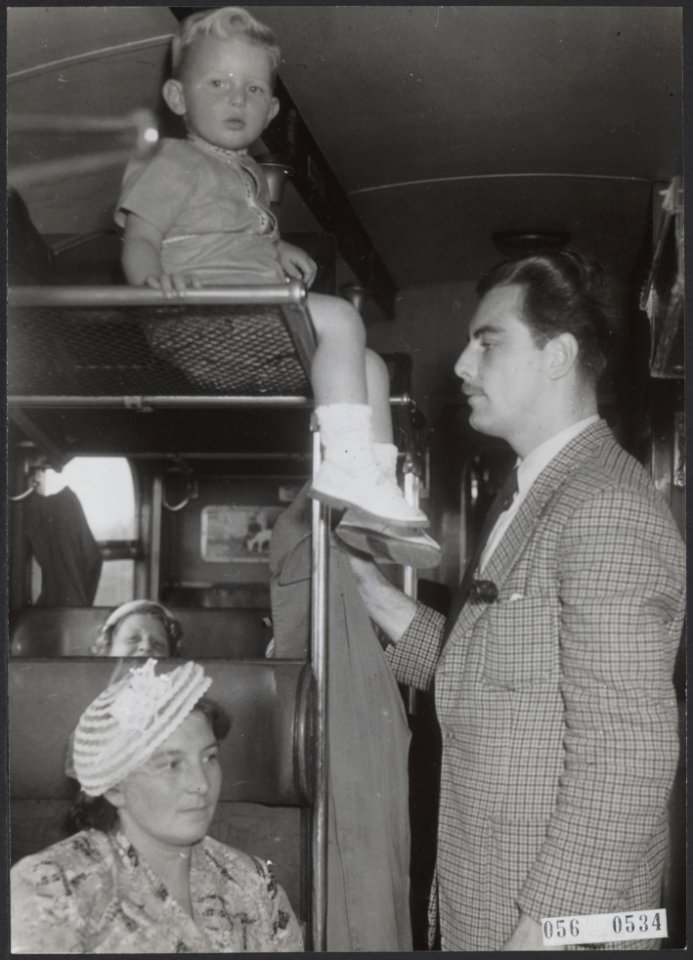Wegens de vakantiedrukte is het moeilijk een zitplaats in de trein te vinden. Ee, Bestanddeelnr 056-0534