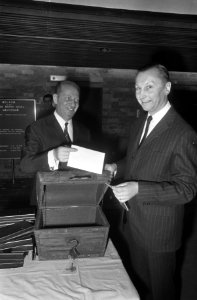 Wedstrijd Esso Motor Hotel, Amsterdam (links) M. Caransa en winnaar E.M. Soethou, Bestanddeelnr 922-1354