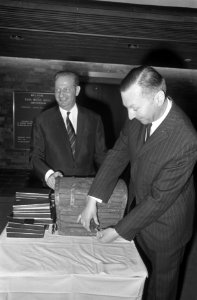 Wedstrijd Esso Motor Hotel, Amsterdam (links) M. Caransa en winnaar E.M. Soethou, Bestanddeelnr 922-1355