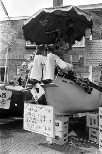 Wedstrijd boegzitten in Egmond aan Zee , een breiende boegzitter, Bestanddeelnr 928-6384
