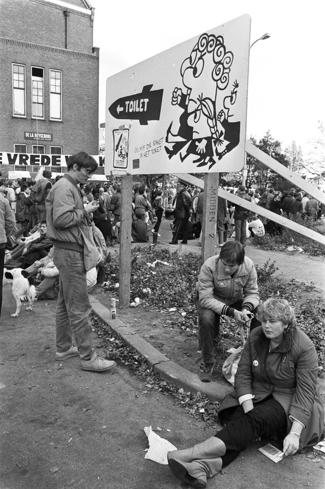 Wegwijzer naar de toiletten in het Zuiderpark met het opschrift Dump de raket i, Bestanddeelnr 932-7495