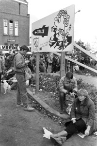 Wegwijzer naar de toiletten in het Zuiderpark met het opschrift Dump de raket i, Bestanddeelnr 932-7495
