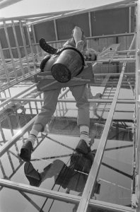 Wedstrijd glazenwassers in RAI, Amsterdam glazenwasser aan het werk, Bestanddeelnr 934-0649