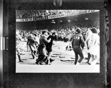 Wedstrijd FC Barcelona tegen Malaga ontaardt in vechtpartij politie beschermd s, Bestanddeelnr 929-0215