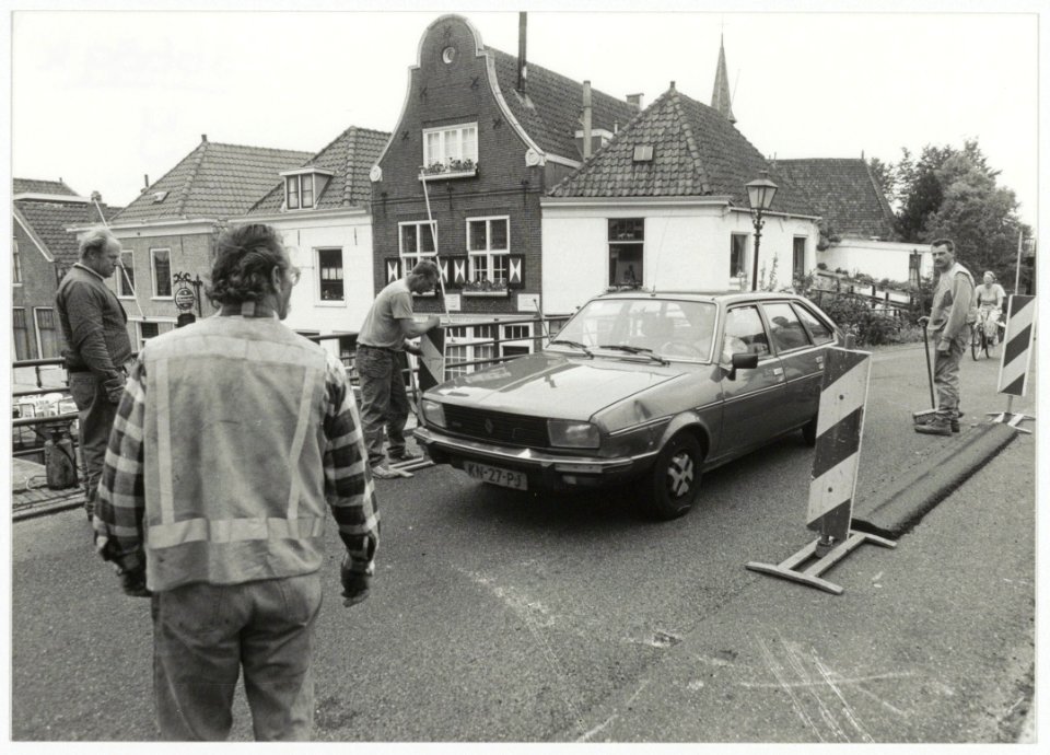 Wegwerkzaamhedenasfalteren op de Spaarndamse IJdijk. NL-HlmNHA 54034015