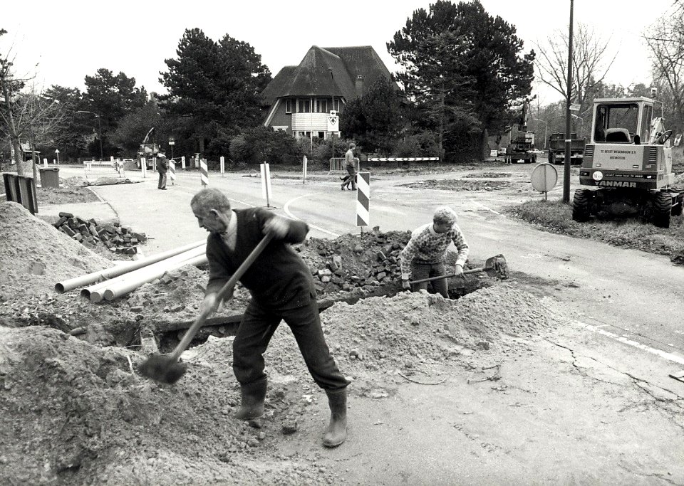 Wegwerkzaamheden op de Kruising van de Militairenweg (links) de Zeeweg en de Spoorlaan (rechts). Aangekocht in 1988 van United Photos de Boer bv. - Negatiefnummer 28363 k 20 a. - Gepubliceerd in het H