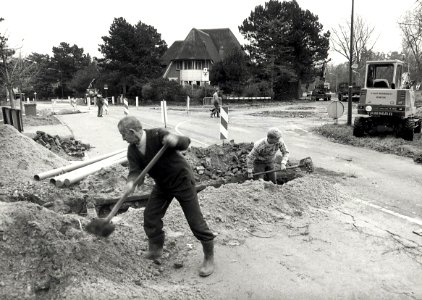 Wegwerkzaamheden op de Kruising van de Militairenweg (links) de Zeeweg en de Spoorlaan (rechts). Aangekocht in 1988 van United Photos de Boer bv. - Negatiefnummer 28363 k 20 a. - Gepubliceerd in het H