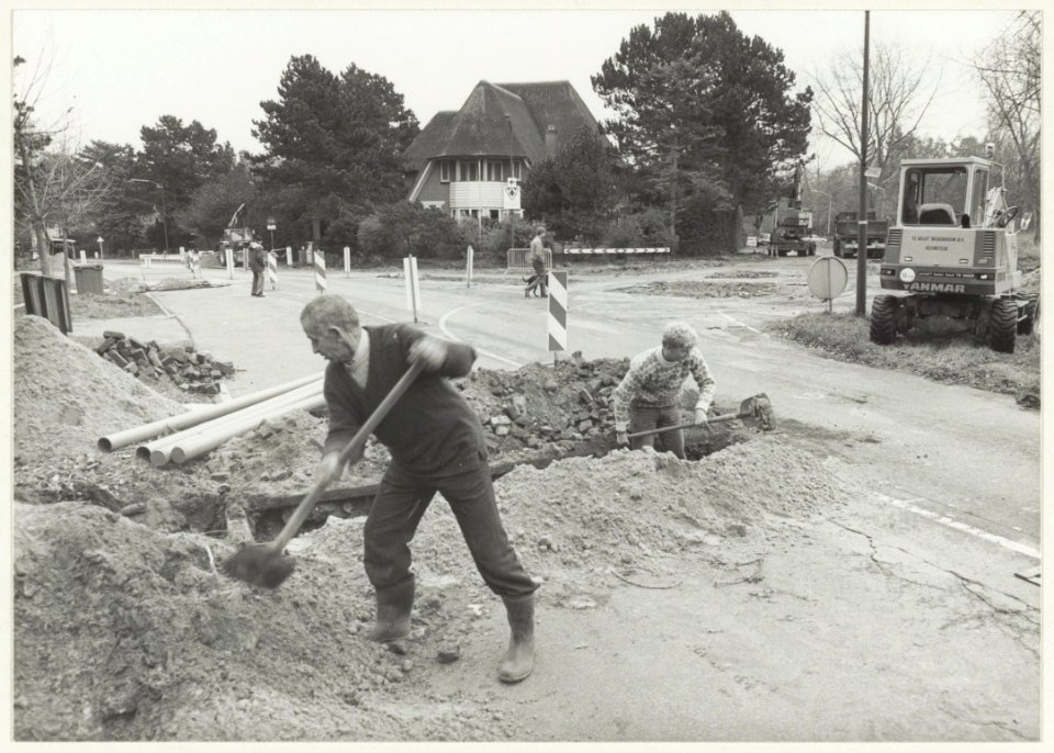 Wegwerkzaamheden op de kruising Militairenweg-Zeeweg Spoorlaan. NL-HlmNHA 54020725