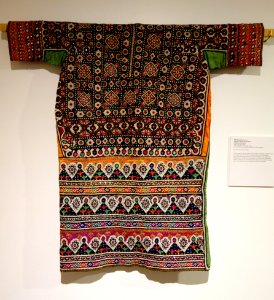 Wedding blouse (cholo), Lohana community, Hyderabad, Sindh, Parkistan, view 1, early to mid 20th century, cotton, silk, glass mirrors, metal sequins - Textile Museum of Canada - DSC00987