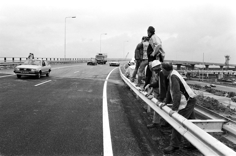 Wegwerkers bij de vangrail, Bestanddeelnr 932-3487