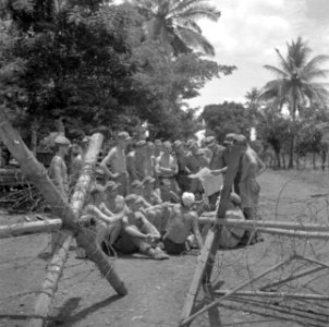 Wegversperring bij een militair kamp op Java, met een troep soldaten geschaard r, Bestanddeelnr 255-8354