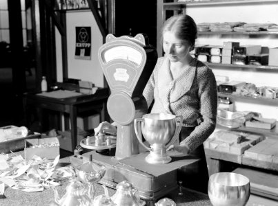 Wegen van zilveren producten bij de fa. Gerritsen & Van Kempen in Zeist, Bestanddeelnr 190-0530