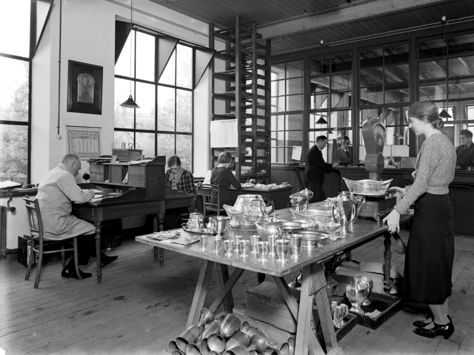 Wegen van zilveren gebruiksvoorwerpen bij de fa Gerritsen & Van Kempen in Zeist, Bestanddeelnr 190-0525