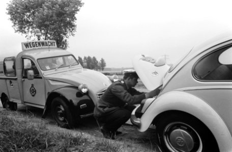 Wegenwacht helpt bij een Volkswagen Kever, Bestanddeelnr 922-5668