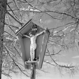 Wegkruis in de buurt van Rottach-Egern in de sneeuw, Bestanddeelnr 254-3776