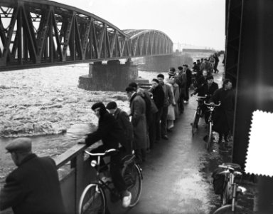 Wegstromend ijs uit de Waal bij bruggen Zaltbommel, Bestanddeelnr 907-6177