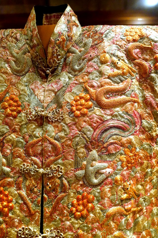 Wedding costume in midi (dense embroidery) style, view 2, with dragon-and-phoenix patterns - Hong Kong Museum of History - DSC00954