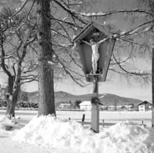 Wegkruis in de buurt van Rottach-Egern in de sneeuw, Bestanddeelnr 254-3774