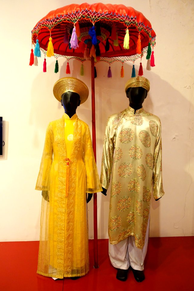 Wedding costumes of Nguyen Duc Thinh and Le Diem Thi, Hue, 2006 - Vietnamese Women's Museum - Hanoi, Vietnam - DSC04355