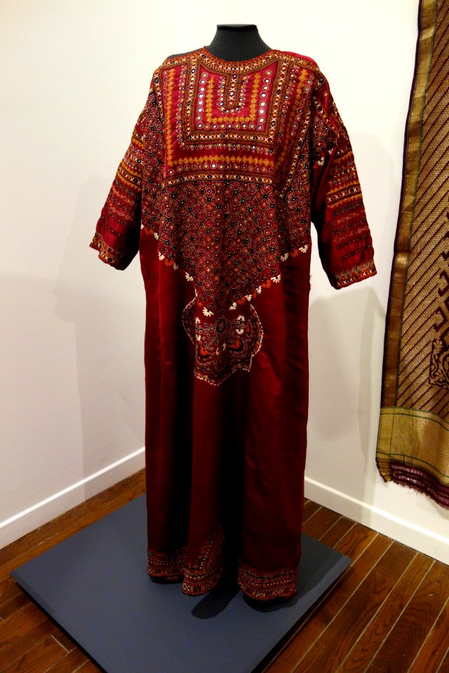 Wedding dress (abho), Memon or Jat, Banni, Kutch, Gujarat, India, late 19th to early 20th century, silk, glass mirrors - DSC00971