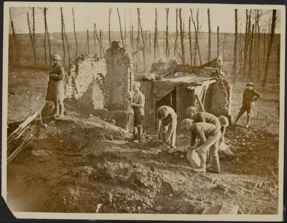 We are now billeted in a farmhouse., Bestanddeelnr 158-2022