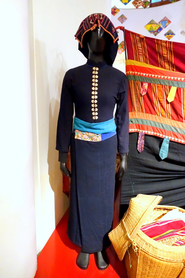 Wedding costume of Tong Thi Thuong, Quynh Nhai, Son La, 1989 - Vietnamese Women's Museum - Hanoi, Vietnam - DSC04427