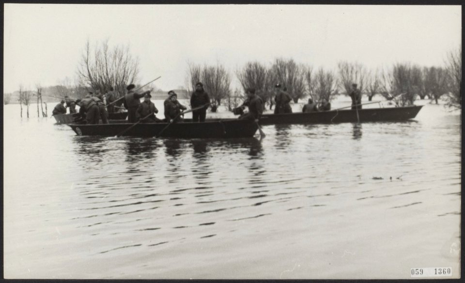 Watersnood 1953. Franse pontonniers die zich in hun boten naar de geisoleerde ge, Bestanddeelnr 059-1360