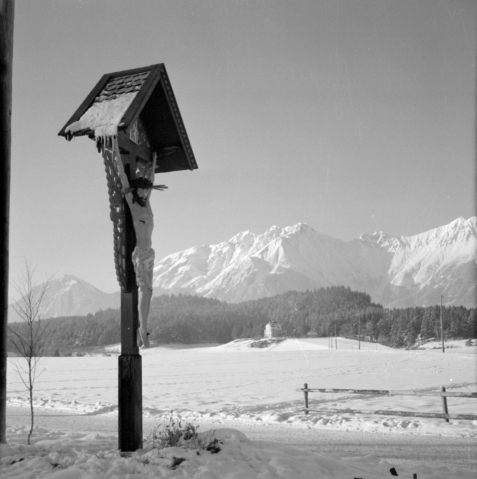 Wegkruis in de sneeuw met op de achtergrond het Karwendelgebergte, Bestanddeelnr 254-4309