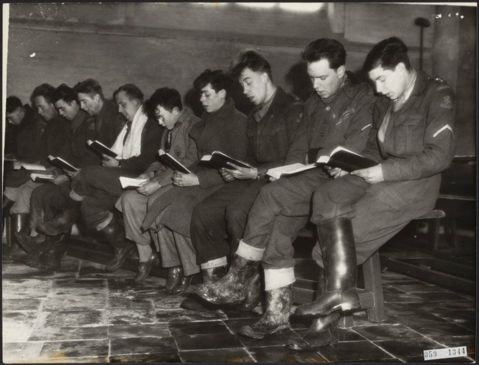 Watersnood 1953. Kerkdienst in Tholen in het overstroomde gebied. Militairen van, Bestanddeelnr 059-1344