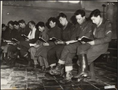 Watersnood 1953. Kerkdienst in Tholen in het overstroomde gebied. Militairen van, Bestanddeelnr 059-1344