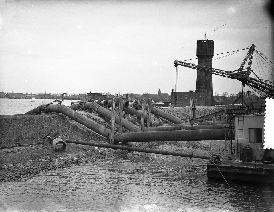 Watersnood 1953. 's-Gravendeel in de Hoekse Waard wordt droog gezogen door het d, Bestanddeelnr 905-5675