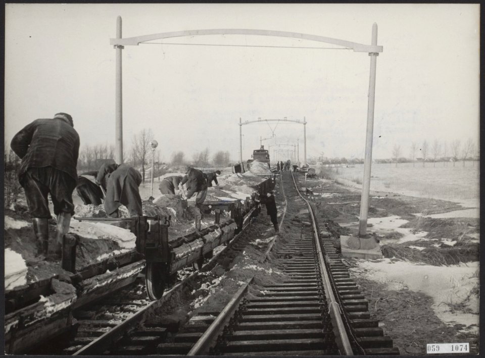 Watersnood 1953. Aan de spoorweg tussen Dordrecht over de Moerdijkbrug naar Brab, Bestanddeelnr 059-1074