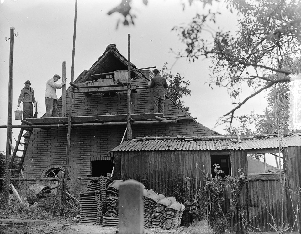 Watersnood Herstelwerk bij H. Stoffels aan huis in Stavenisse dat 7 weken onder , Bestanddeelnr 905-7615