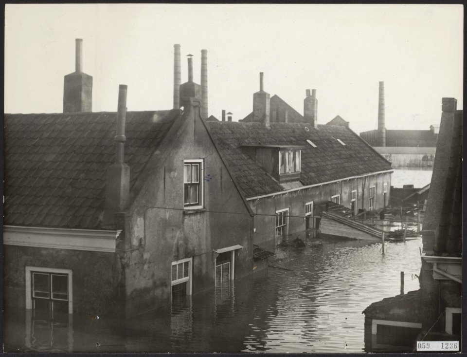 Watersnood 1953 - In Slikkerveer staan de huizen nog in het water, Bestanddeelnr 059-1236