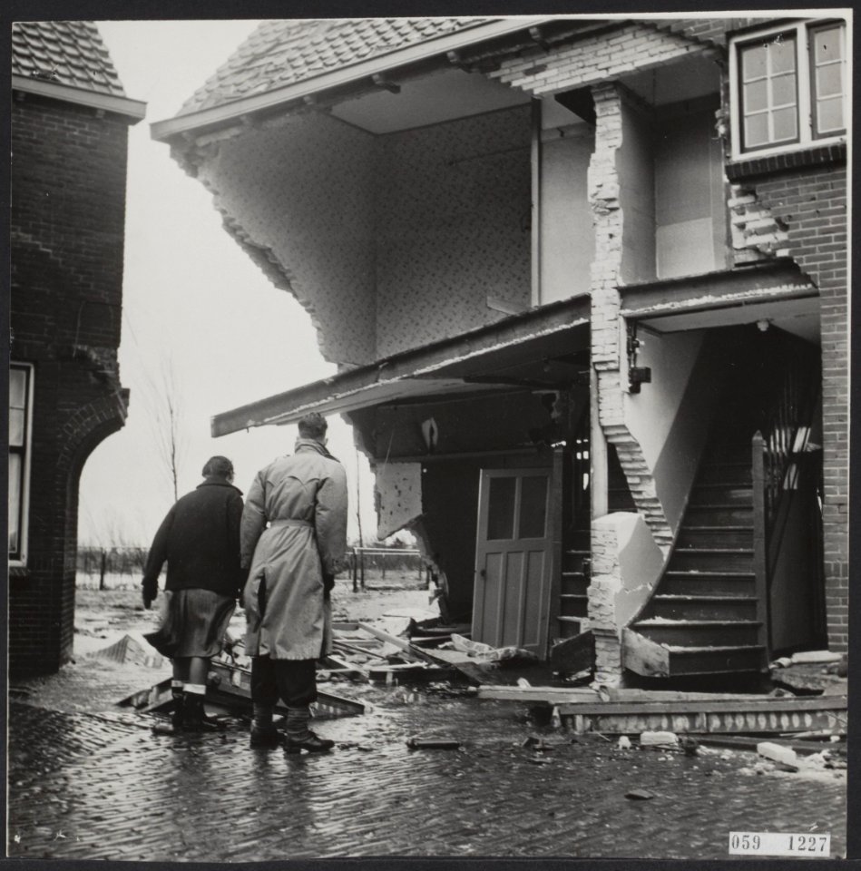 Watersnood 1953 In Maassluis (bij Rotterdam in de Korte Piersonstraat stortte, Bestanddeelnr 059-1227