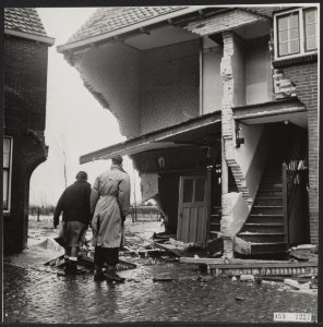 Watersnood 1953 In Maassluis (bij Rotterdam in de Korte Piersonstraat stortte, Bestanddeelnr 059-1227