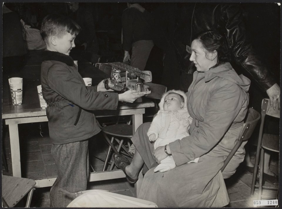 Watersnood 1953 In Rotterdam in de Ahoyhal arriveren de evacuées bij honderden, Bestanddeelnr 059-1240