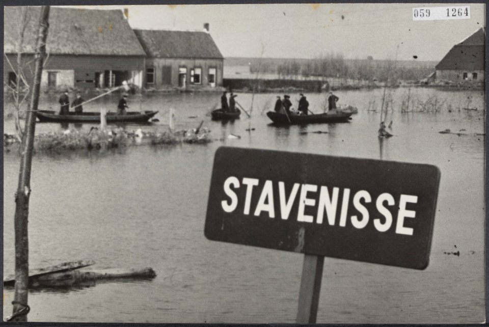 Watersnood 1953 Overstroming Stavenisse Terugkeer bewoners met bootjes, Bestanddeelnr 059-1264