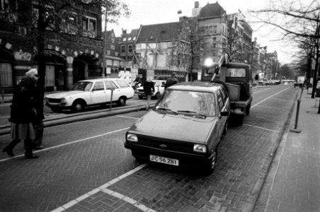 Wegslepen van auto op Rokin i.v.m. troonwisseling 30 april door politie, Bestanddeelnr 930-7972