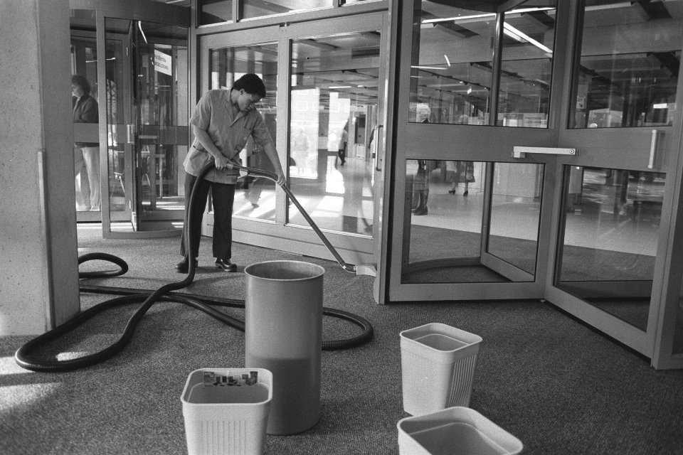 Wateroverlast in VU-ziekenhuis Amsterdam na inbraak personeel dweilt water op, Bestanddeelnr 933-8166