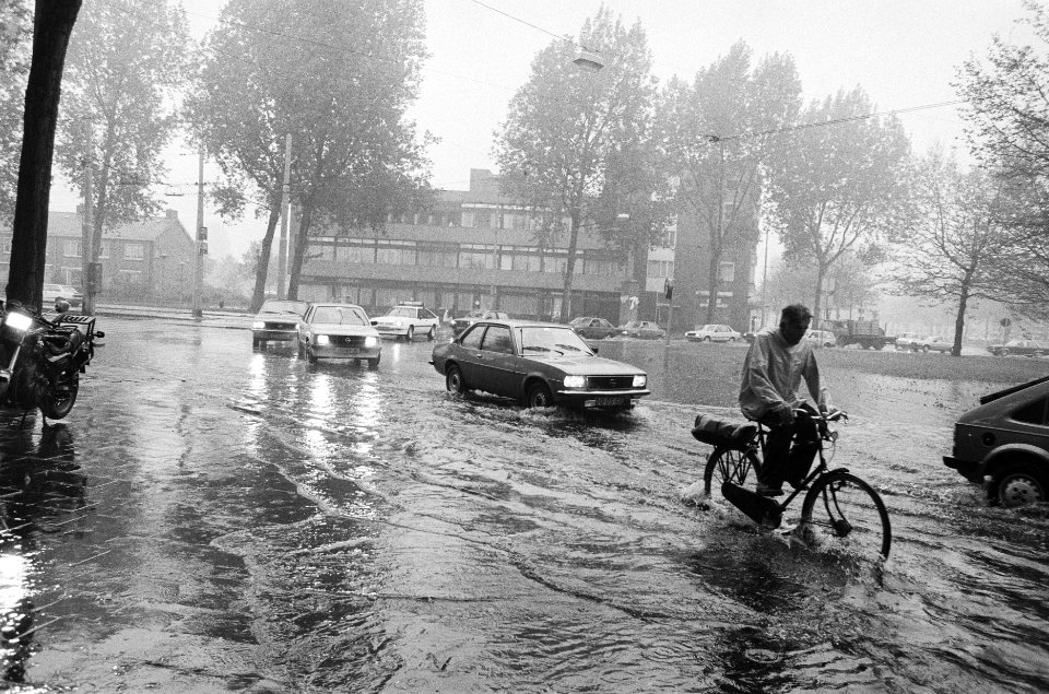 Wateroverlast in Slotermeer door zware regenval, Bestanddeelnr 933-3332