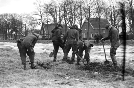Wateroverlast in Drenthe, militairen bezig met versterken van dijkjes, Bestanddeelnr 920-9928