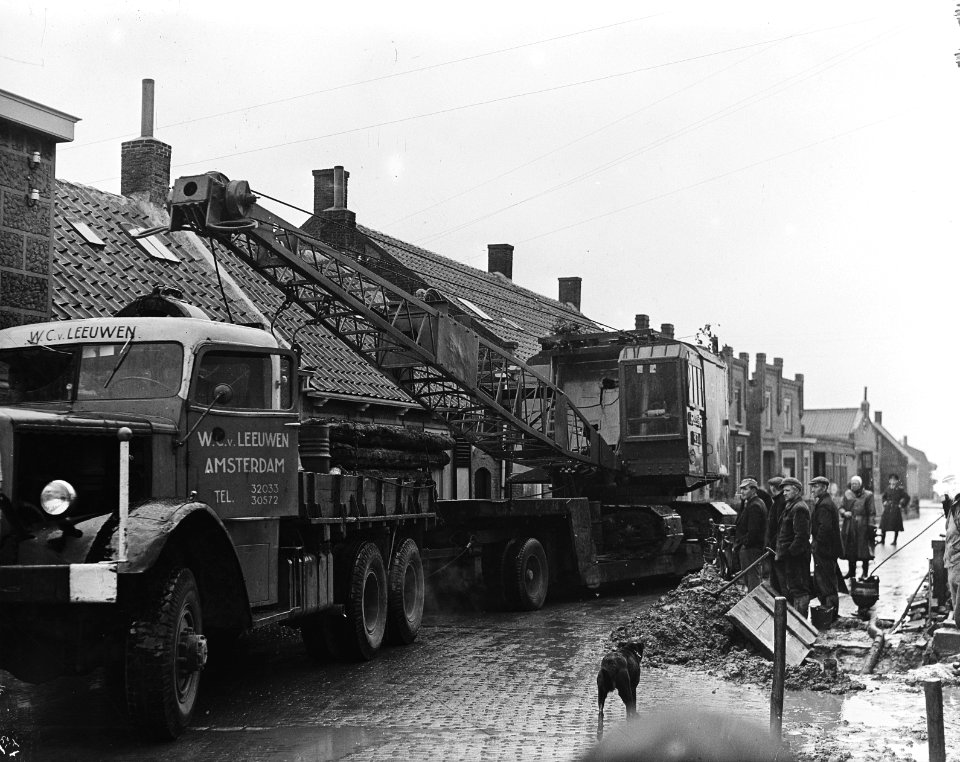 Watersnood 1953. Dragline uit Poortvliet bezig met herstelwerkzaamheden in Stav…, Bestanddeelnr 905-7611