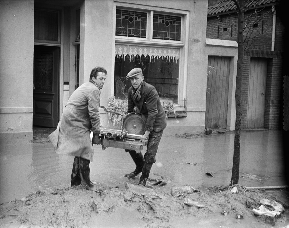Watersnood 1953 Teruggekeerde winkeliers op Tholen krijgen nu gelegenheid om h, Bestanddeelnr 905-5579