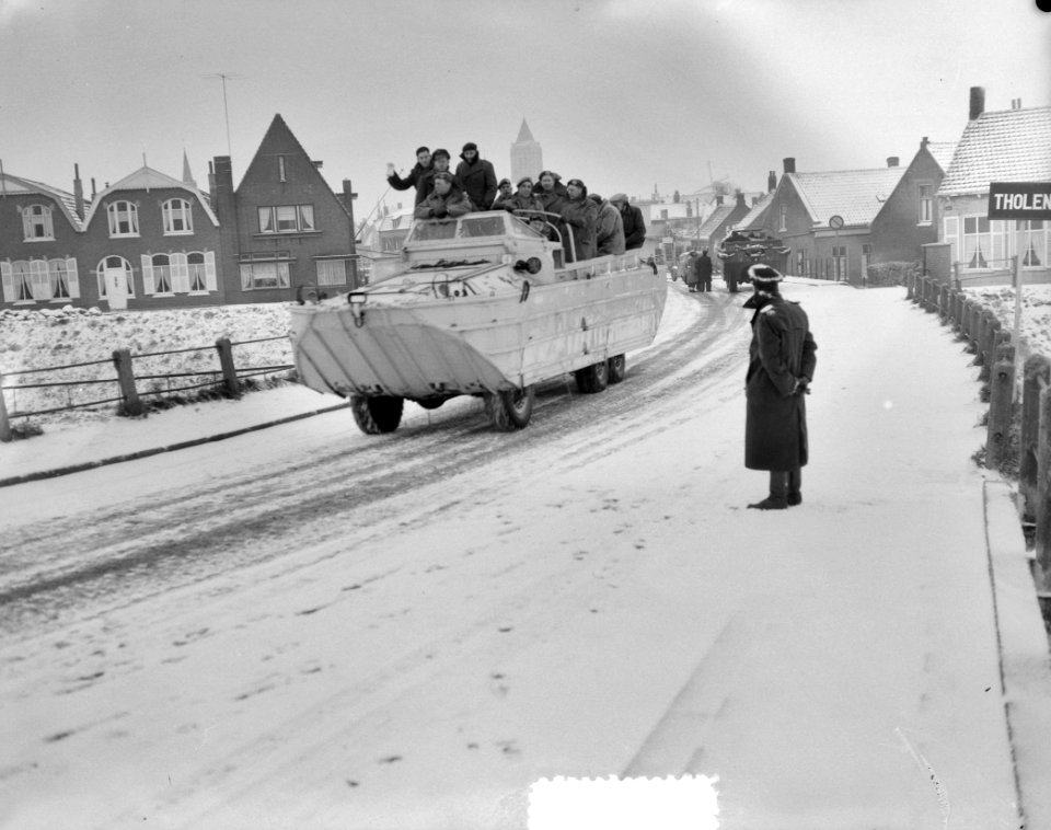Watersnood 1953. In de noodgebieden bij Halsteren en Tholen. Tussen Halsteren en, Bestanddeelnr 905-5348