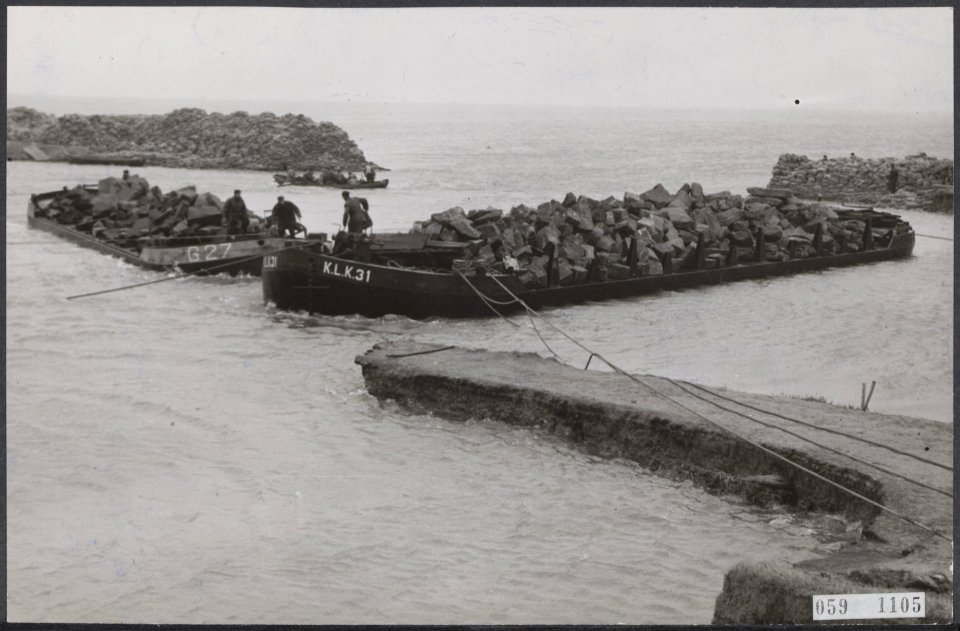 Watersnood 1953. Het dijkgat bij Herkingen op Goeree-Overflakkee, dat in begin f, Bestanddeelnr 059-1105