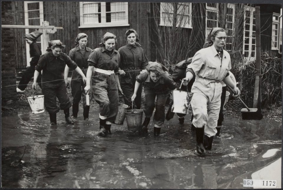 Watersnood 1953. Meisjes uit Berkenwoude hebben de kaplaarzen aangetrokken en ga, Bestanddeelnr 059-1172