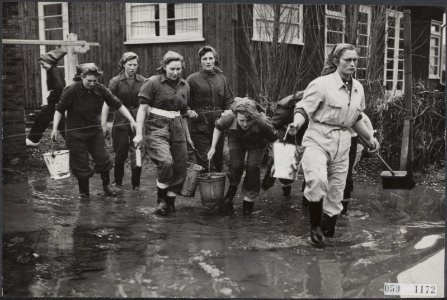 Watersnood 1953. Meisjes uit Berkenwoude hebben de kaplaarzen aangetrokken en ga, Bestanddeelnr 059-1172
